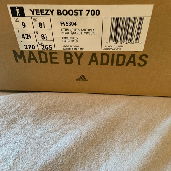 BRAND NEW YEEZY BOOST 700 - sz 9 - Picture 3 of 4